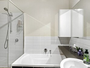 Shower, hair dryer, towels, shampoo - Heart of Geelong Near Waterfront and Train (Geelong)
