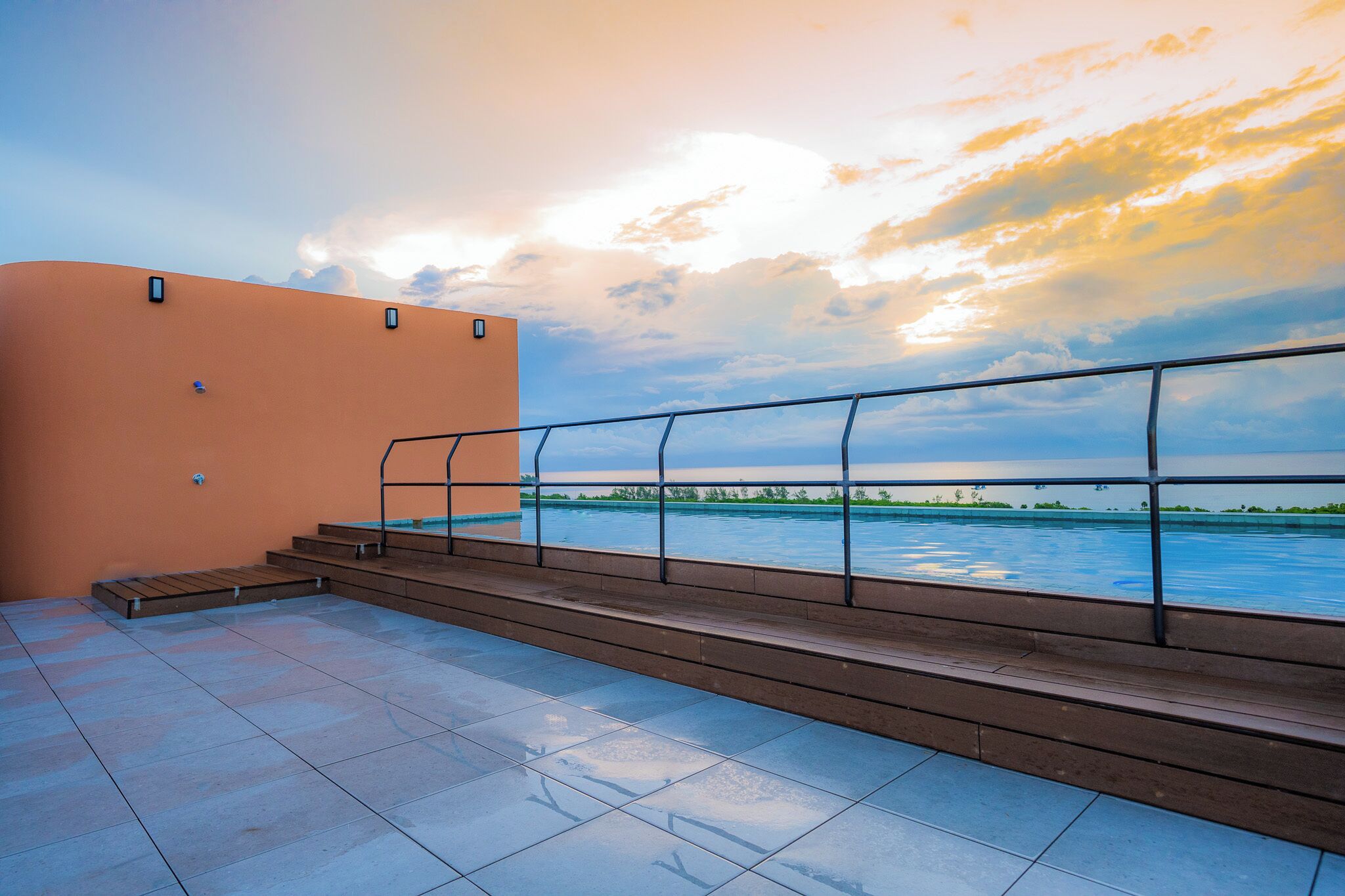 Una piscina al aire libre, sillones reclinables de piscina