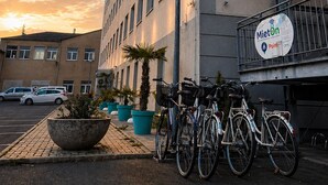 Un bâtiment avec une enseigne indiquant « Mieton Point » et des vélos garés à l’extérieur.
