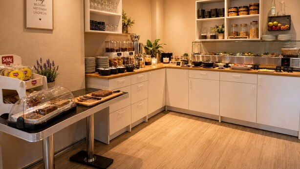 Une cuisine moderne avec un buffet, comprenant de la verrerie, des bocaux et une variété d’aliments.