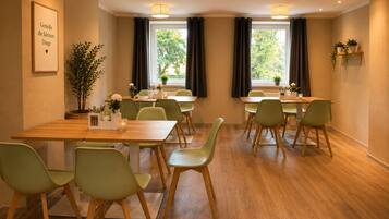 Tägliches Frühstücksbuffet gegen Gebühr