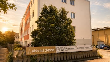 Vista frontal de la propiedad