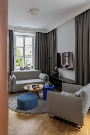 TV, offices - Atmospheric Apartment in the New Town | Next to the Barbican (Warszawa)