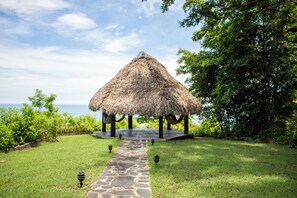 Terrace/patio - Beachfront main house in Río Mar. 2 BR (AC), full kitchen, and ocean-view terrace. Relax in our private Bohío with hammocks. Direct beach access via private steps. The ultimate coastal escape for families and groups in San Carlos, Panama. (San Carlos)