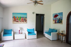 Living area - Beachfront main house in Río Mar. 2 BR (AC), full kitchen, and ocean-view terrace. Relax in our private Bohío with hammocks. Direct beach access via private steps. The ultimate coastal escape for families and groups in San Carlos, Panama. (San Carlos)