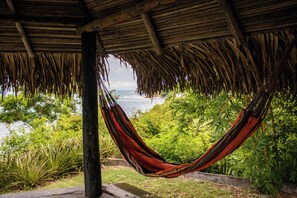 Property grounds - Beachfront main house in Río Mar. 2 BR (AC), full kitchen, and ocean-view terrace. Relax in our private Bohío with hammocks. Direct beach access via private steps. The ultimate coastal escape for families and groups in San Carlos, Panama. (San Carlos)