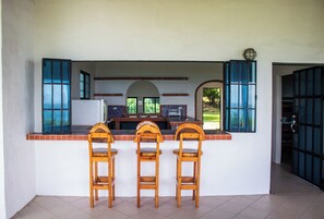 Outdoor dining - Beachfront main house in Río Mar. 2 BR (AC), full kitchen, and ocean-view terrace. Relax in our private Bohío with hammocks. Direct beach access via private steps. The ultimate coastal escape for families and groups in San Carlos, Panama. (San Carlos)