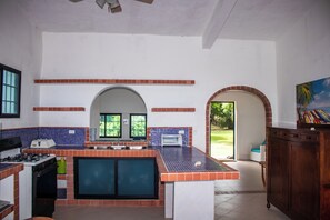 Kühlschrank, Ofen, Wasserkocher mit Kaffee-/Teezubehör, Toaster