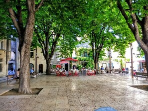 تناول الطعام بالخارج