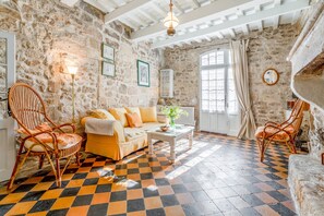 TV, fireplace, DVD player - Charming 1750 Stonehouse in the heart of Saint Rémy (Saint-Rémy-de-Provence)