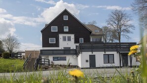 House | Exterior - Helles und Modernes Appartement (Winterberg)