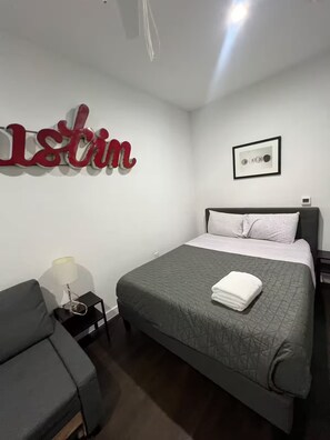 1 bedroom, iron/ironing board, WiFi, bed sheets - Sweet W. Campus Getaway - Rest & Relax for SXSW (Austin)