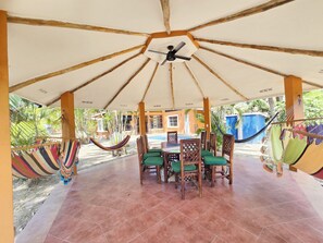 Outdoor dining - The ultimate relax for 12 guests. Amazing "bohio" with hammocks, private pool, sports courts, and fire pit. Family rooms with ensuite bathrooms and full kitchen. Just a 10-min walk to the beach. Your tropical oasis in Costa Esmeralda awaits! (San Carlos)