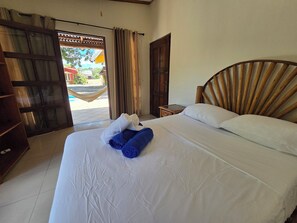 4 bedrooms, free WiFi, bed sheets - Stunning villa for 13 in Costa Esmeralda. Features a unique open-concept lounge, private pool, sports courts, and fire pit. Only a 10-min walk to the beach. All 4 bedrooms have ensuite bathrooms. Perfect for families and groups! (San Carlos)