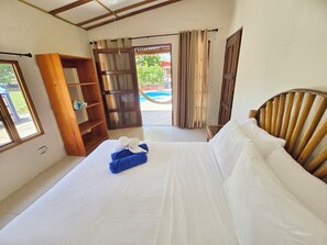 4 bedrooms, free WiFi, bed sheets - Stunning villa for 13 in Costa Esmeralda. Features a unique open-concept lounge, private pool, sports courts, and fire pit. Only a 10-min walk to the beach. All 4 bedrooms have ensuite bathrooms. Perfect for families and groups! (San Carlos)