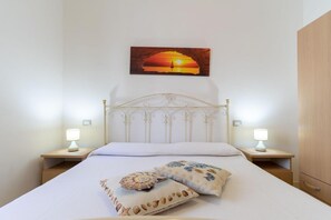 1 bedroom, bed sheets - Apartment 'Residence La Perla - Topazio' with Balcony and Air Conditioning (Marina di Mancaversa)