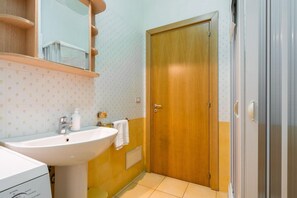 Shower, towels - Apartment 'Residence La Perla - Topazio' with Balcony and Air Conditioning (Marina di Mancaversa)