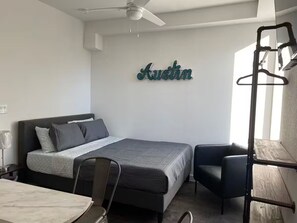 1 bedroom, iron/ironing board, WiFi, bed sheets - Studio Apt in the heart of ATX (Austin)