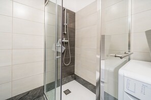 Shower, towels - Apartment 'Columbia Praia Da Rocha' with Balcony, Wi-Fi, Air Conditioning and garage (Portimão)