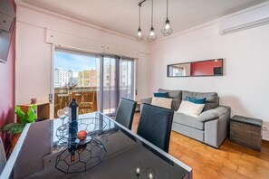 TV - Apartment 'Columbia Praia Da Rocha' with Balcony, Wi-Fi, Air Conditioning and garage (Portimão)