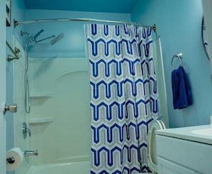 Secadora de cabello, bidet, toallas, jabón