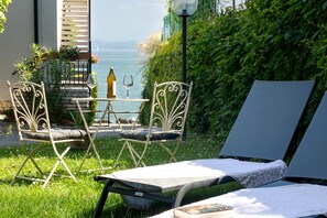 Outdoor dining - Apartement "Garden Vill" with Garden, Terrace & Wi-Fi (Peschiera del Garda)