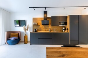 Fridge, microwave, stovetop, dishwasher - Apartement "Garden Vill" with Garden, Terrace & Wi-Fi (Peschiera del Garda)