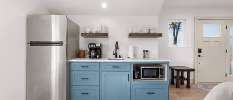 Cafetière/bouilloire, réfrigérateur, micro-ondes, four