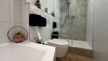 Dusche, Haartrockner, Handtücher