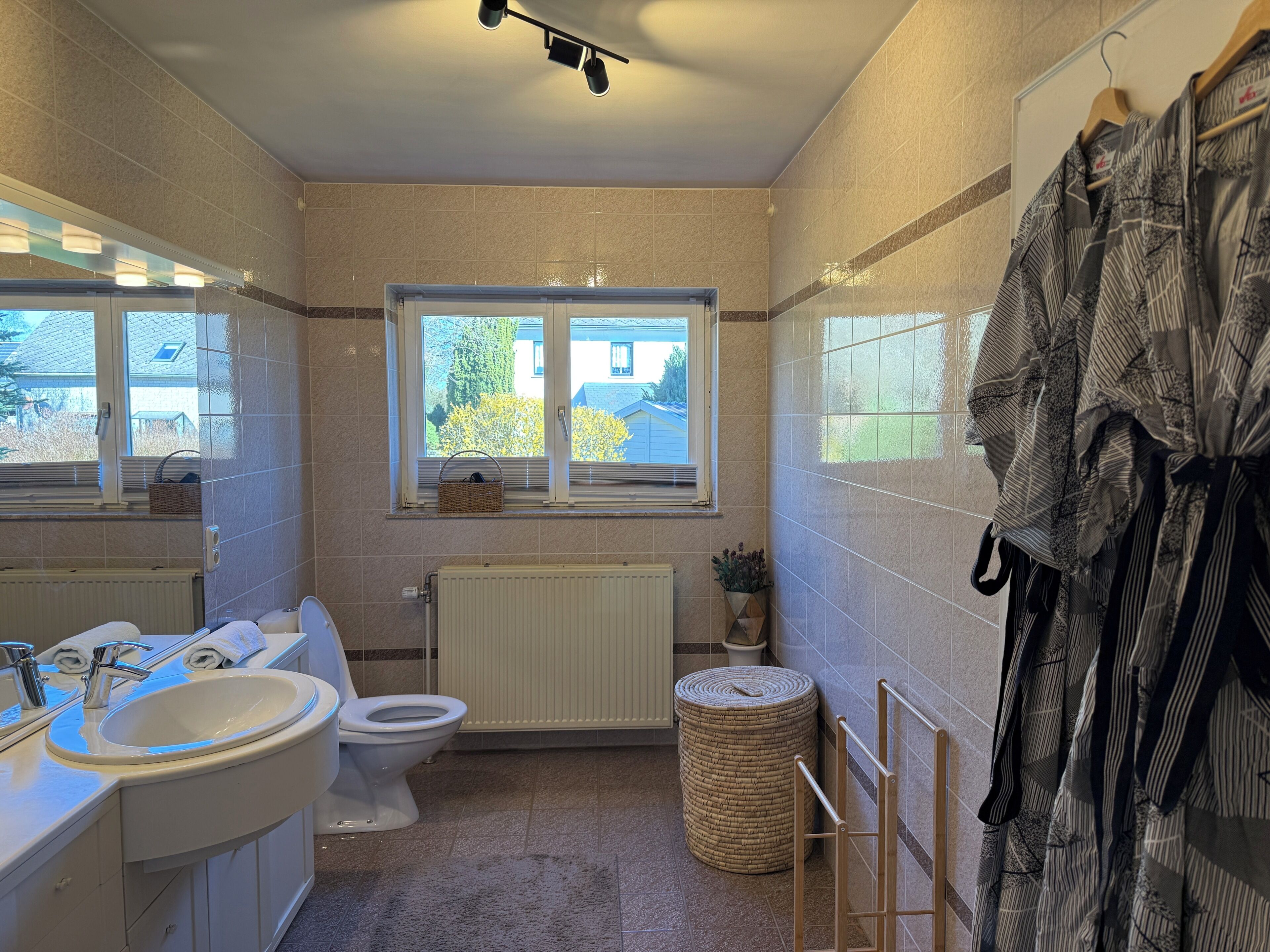 Dusche, Haartrockner, Handtücher, Toilettenpapier