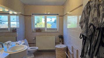Dusche, Haartrockner, Handtücher, Toilettenpapier
