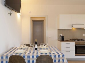 Kühlschrank, Geschirrspüler, Kochgeschirr/Geschirr/Besteck
