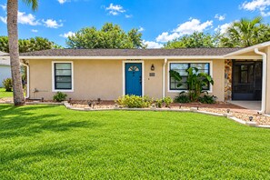 Exterior - 🌴🍹Rustic Coastal Retreat with Patio, BBQ, & Privacy Fenced Yard! Near Beaches! (Sebastian)