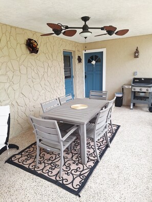 Outdoor dining - Patio Retreat! Family Getaway with Large Privacy Fenced Yard! 6 miles to Beach! (Sebastian)