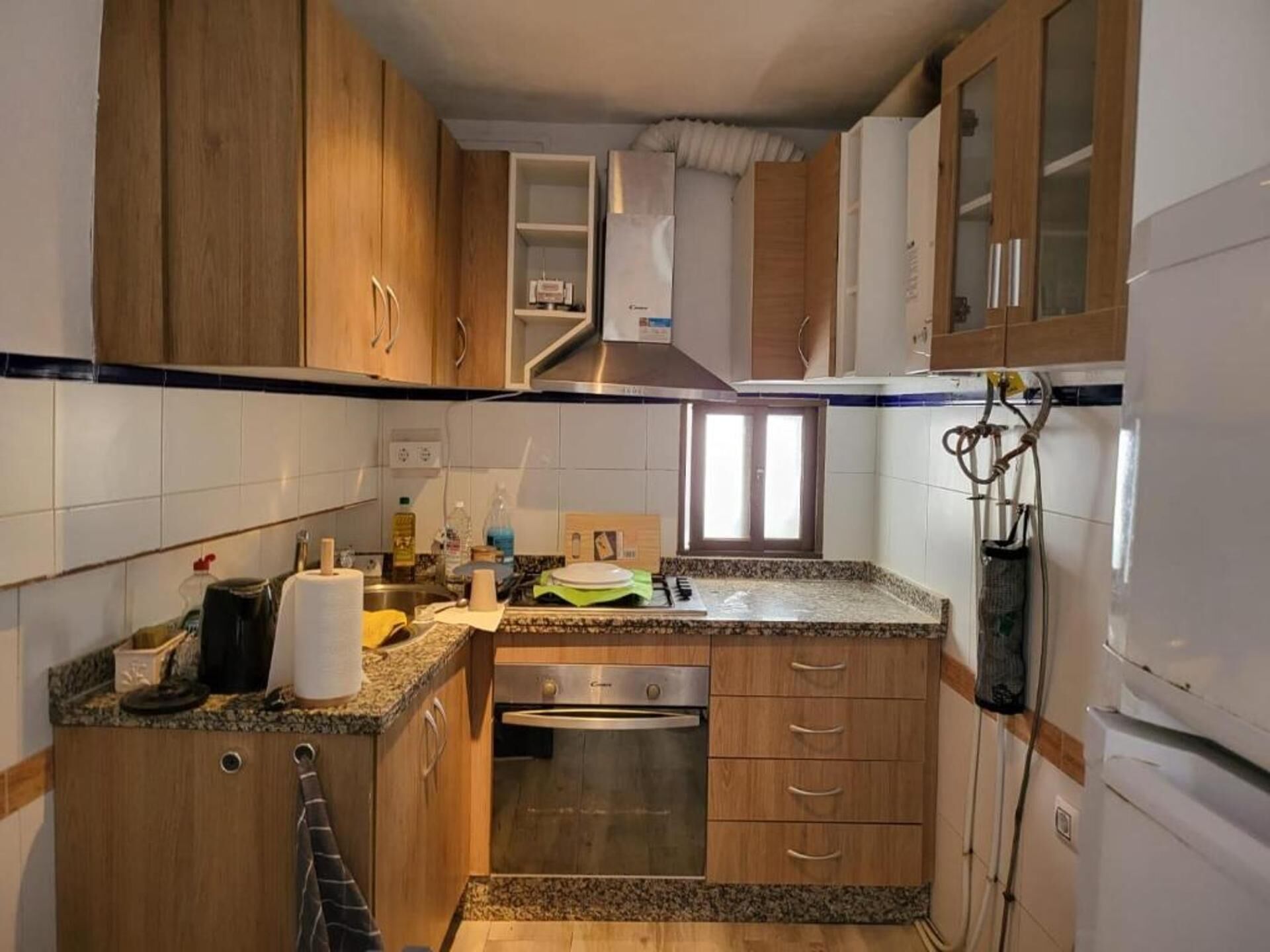 Frigorífico, horno, placa de cocina y hervidor eléctrico