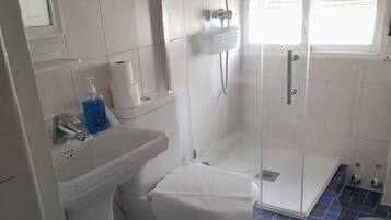Shower, pengering rambut, dan handuk