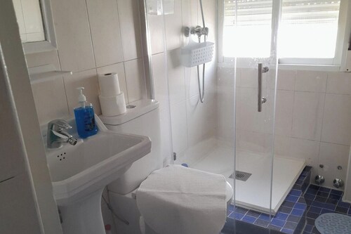 Roof Terrace - Pet - Wifi - Parking - Sleeps 4