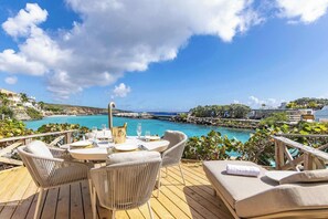 Outdoor dining - Ocean Pearl | Luxury Oceanfront at Mambo Beach (Bapor Kibra)