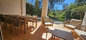 Outdoor dining - Vrbo Property (Grimaud)