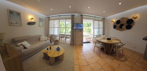 TV - VILLA GRIMAUD "DOMAINE LES RESTANQUES" WITH SWIMMING POOL 2 KMS FROM THE BEACHES (Grimaud)