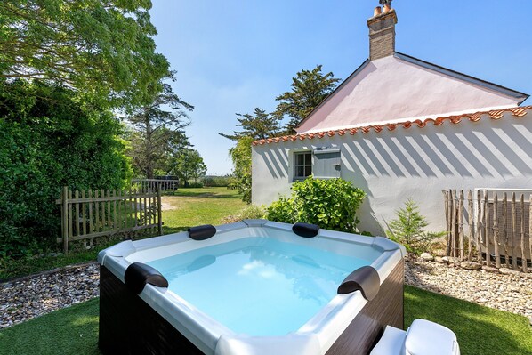 Outdoor spa tub