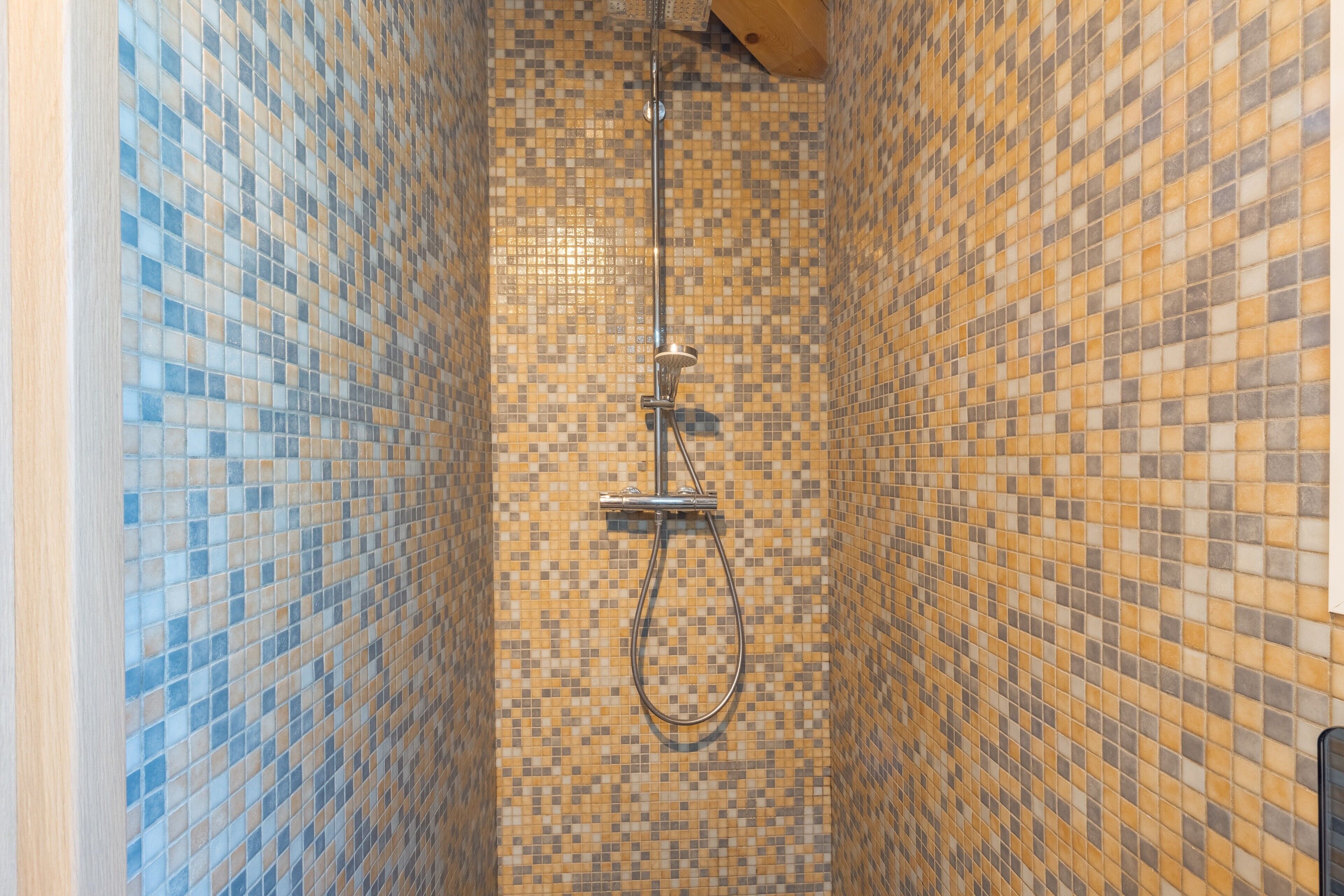Chuveiro, secador de cabelo, toalhas de banho 