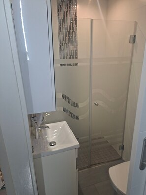 Apartment, 1 Bedroom, Smoking, Balcony | Bathroom - A Beautiful Beachfront Flat for 4 People With a Lovely Terrace Overlooking sea (Torrevieja)