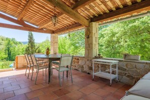 Outdoor dining - “Le Mas Des Mûriers in Cévennes” Mountain View, Terrace & Wi-Fi (Gagnières)