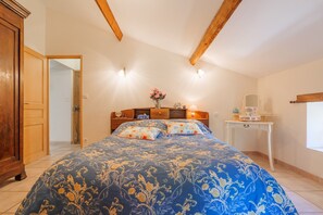4 bedrooms, iron/ironing board, WiFi, bed sheets - “Le Mas Des Mûriers in Cévennes” Mountain View, Terrace & Wi-Fi (Gagnières)