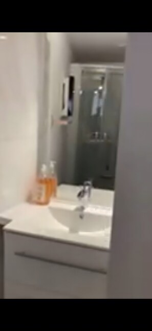 Bathroom - Apartment 'T2 Océane' with Wi-Fi (Salies-de-Béarn)