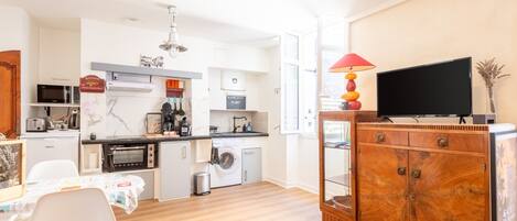 Coffee/tea maker, fridge, microwave, oven