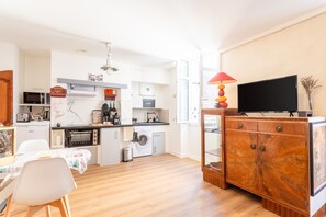 Kühlschrank, Mikrowelle, Ofen, Herdplatte