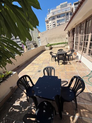 Outdoor dining - Lovely Copacabana Beach 5-bedroom Penthouse in vibrant Rio de Janeiro (Rio de Janeiro)
