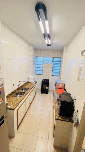 Fridge, microwave, oven, stovetop - Lovely Copacabana Beach 5-bedroom Penthouse in vibrant Rio de Janeiro (Rio de Janeiro)